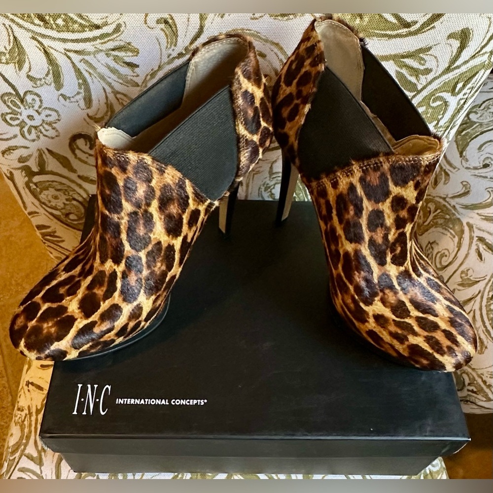 Gently used women’s INC bootie’s!